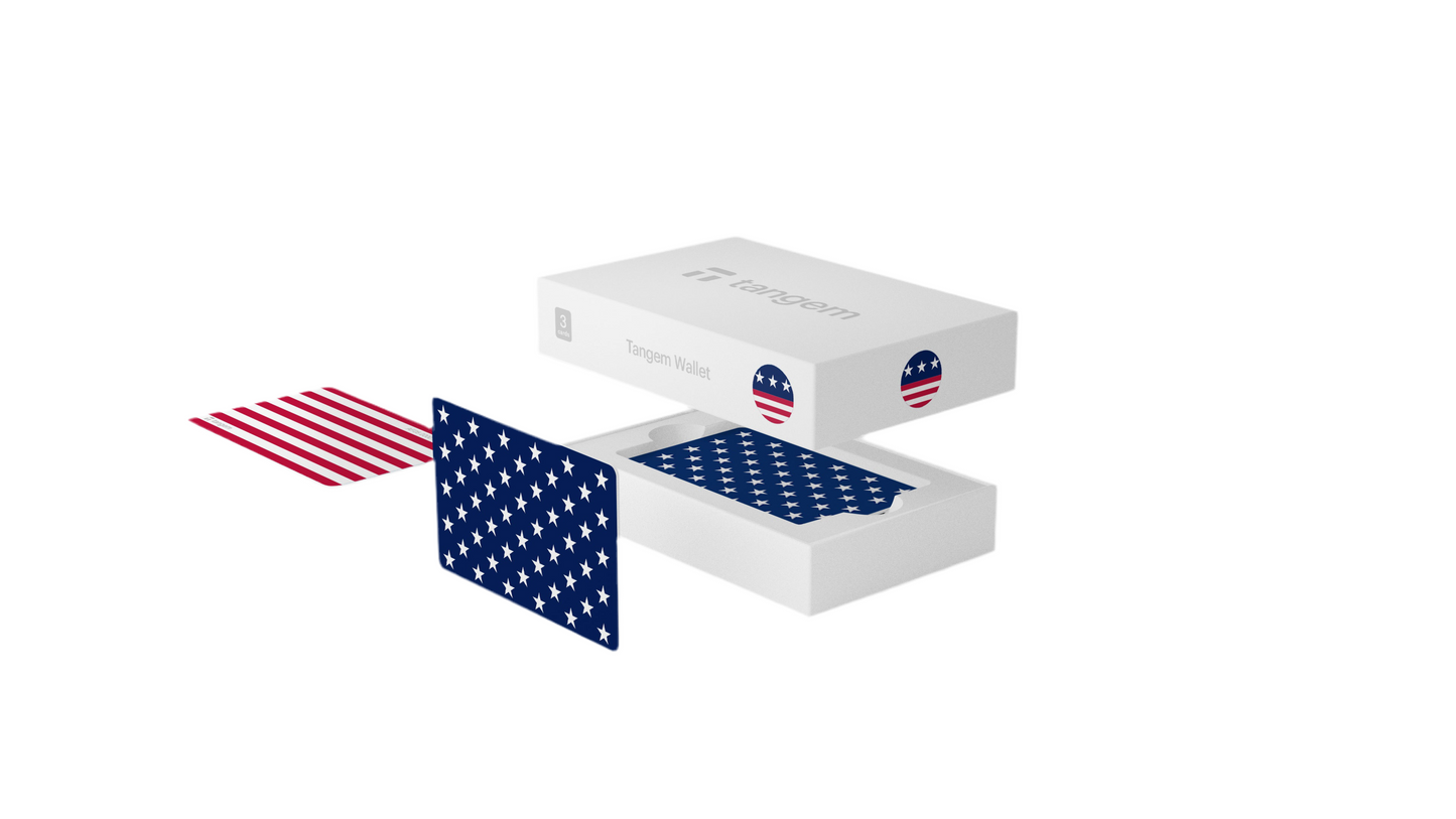 Tangem Wallet Hold Your Freedom Edition met Amerikaanse vlag op de achtergrond